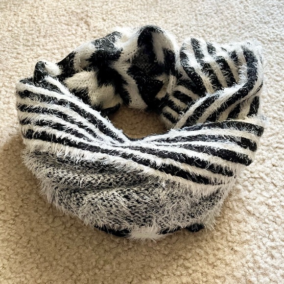 Women’s Black and White Fuzzy Infinity Loop Scarf - Picture 4 of 9